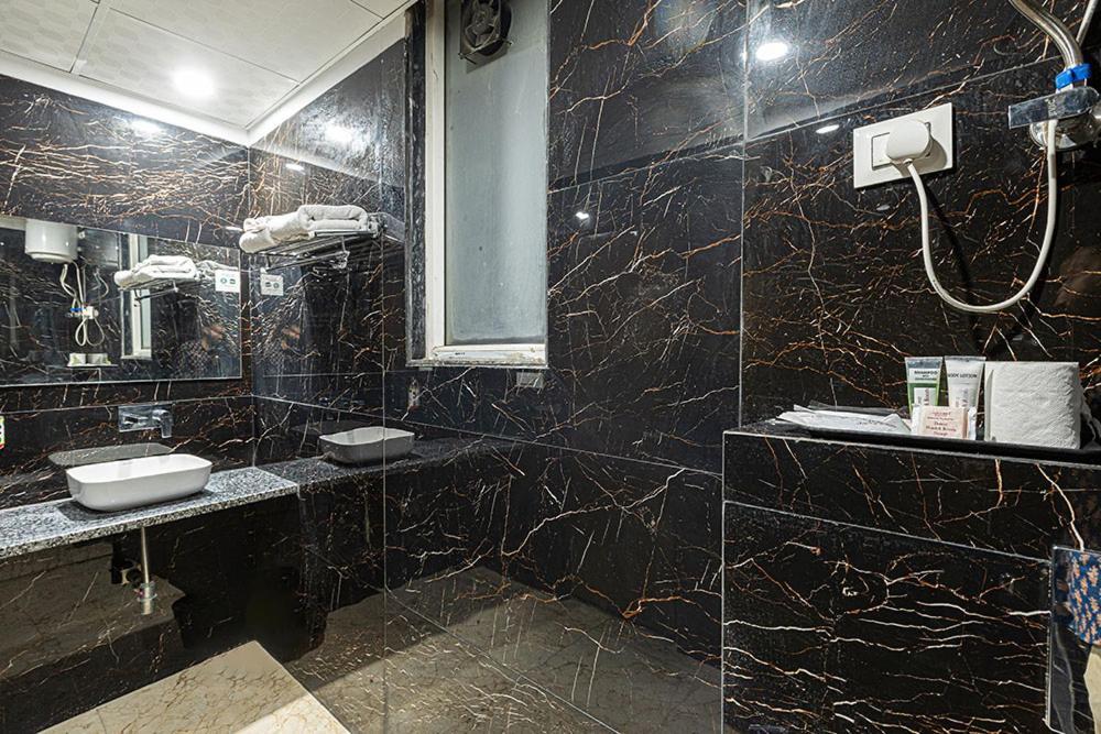 Hotel Emblem Suites- Near Delhi Airport New Delhi Exterior foto