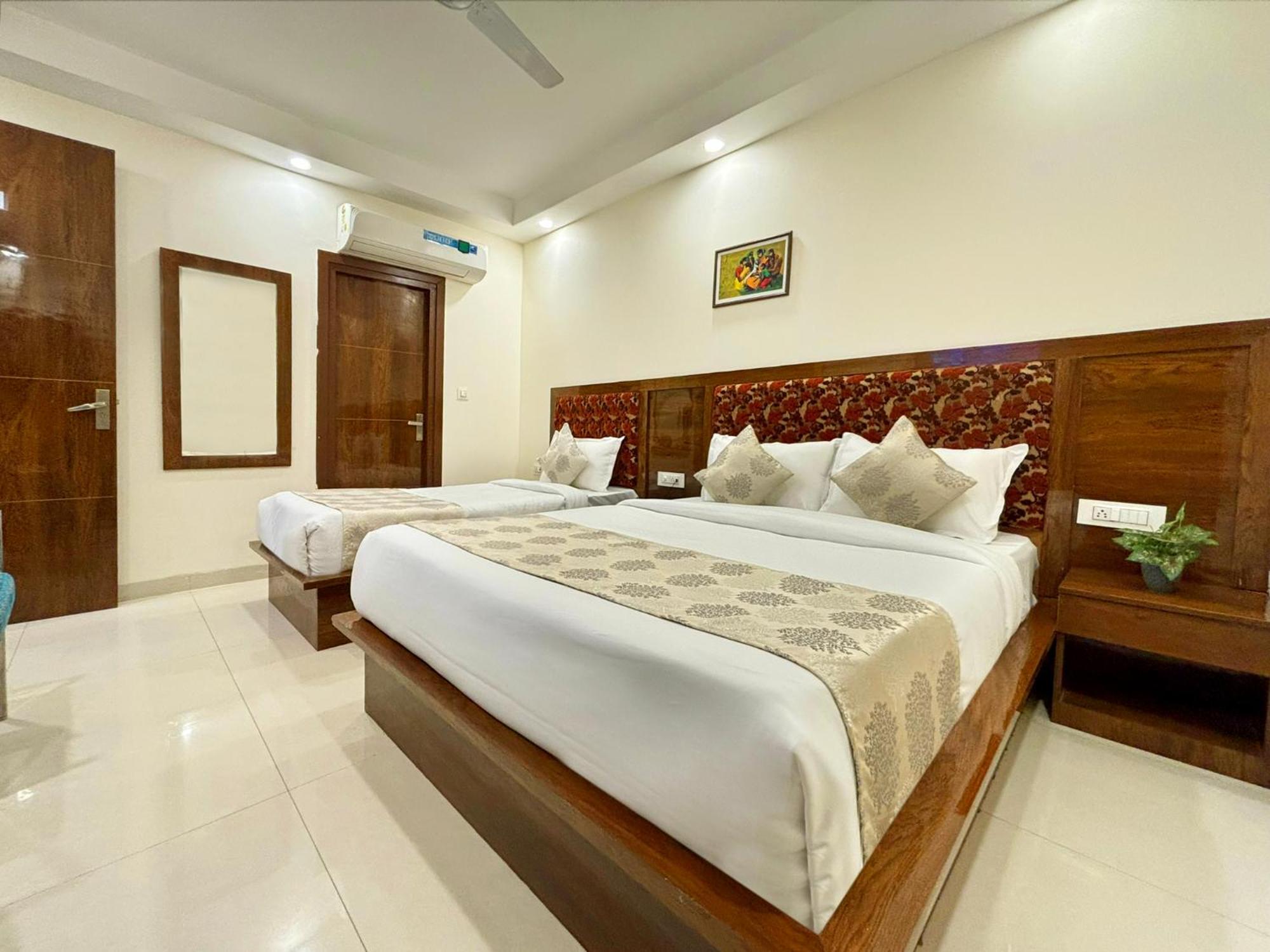 Hotel Emblem Suites- Near Delhi Airport New Delhi Exterior foto