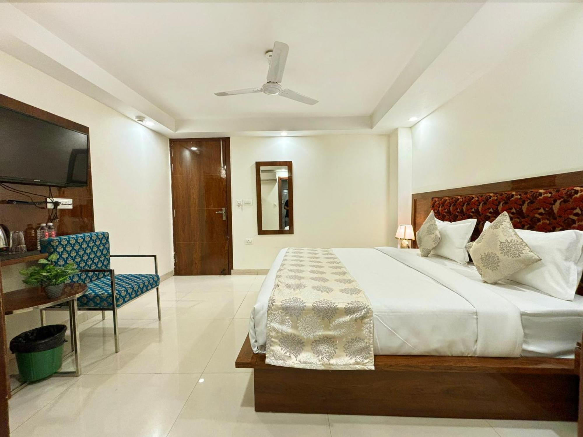 Hotel Emblem Suites- Near Delhi Airport New Delhi Exterior foto