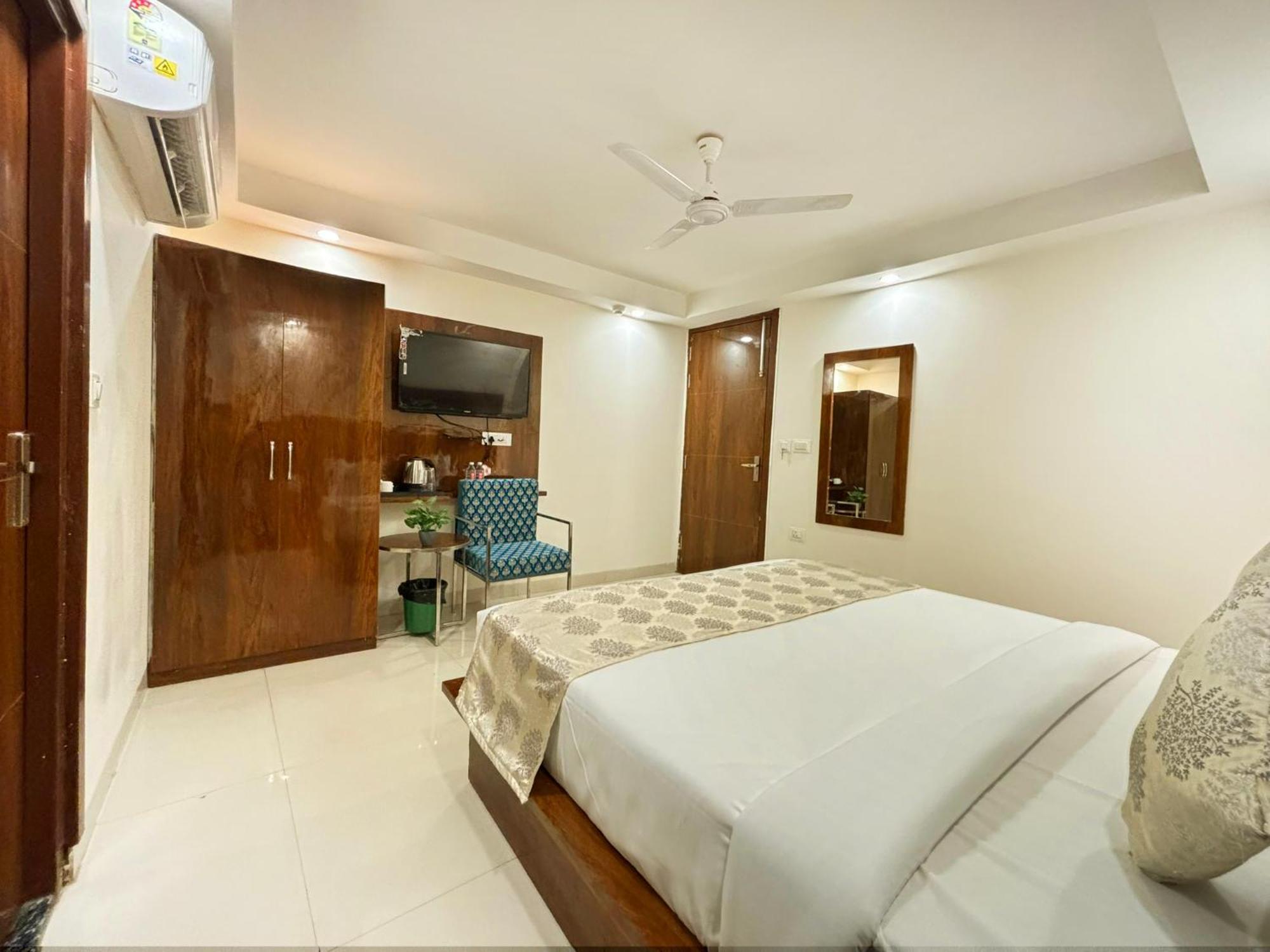 Hotel Emblem Suites- Near Delhi Airport New Delhi Exterior foto
