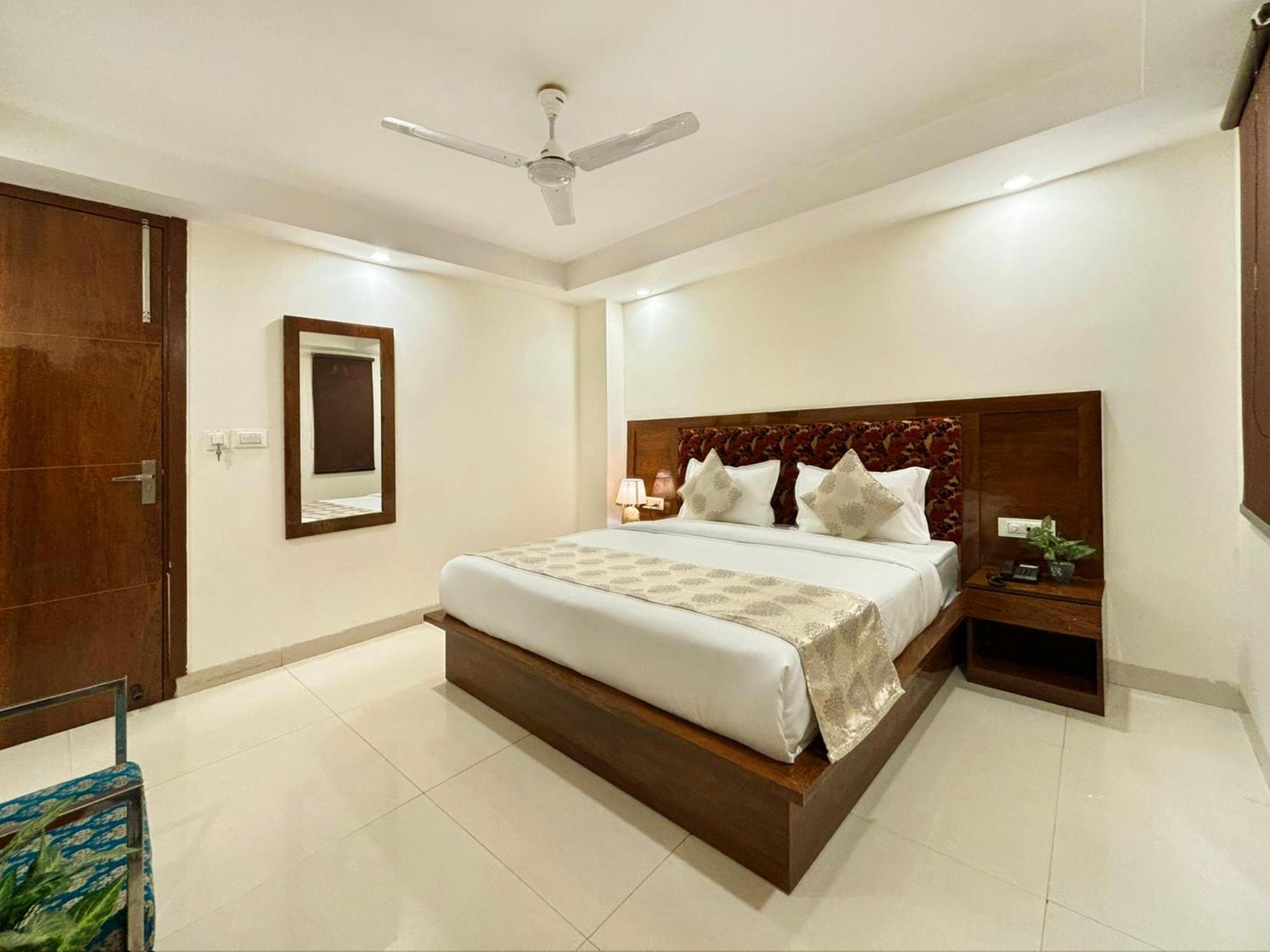 Hotel Emblem Suites- Near Delhi Airport New Delhi Exterior foto