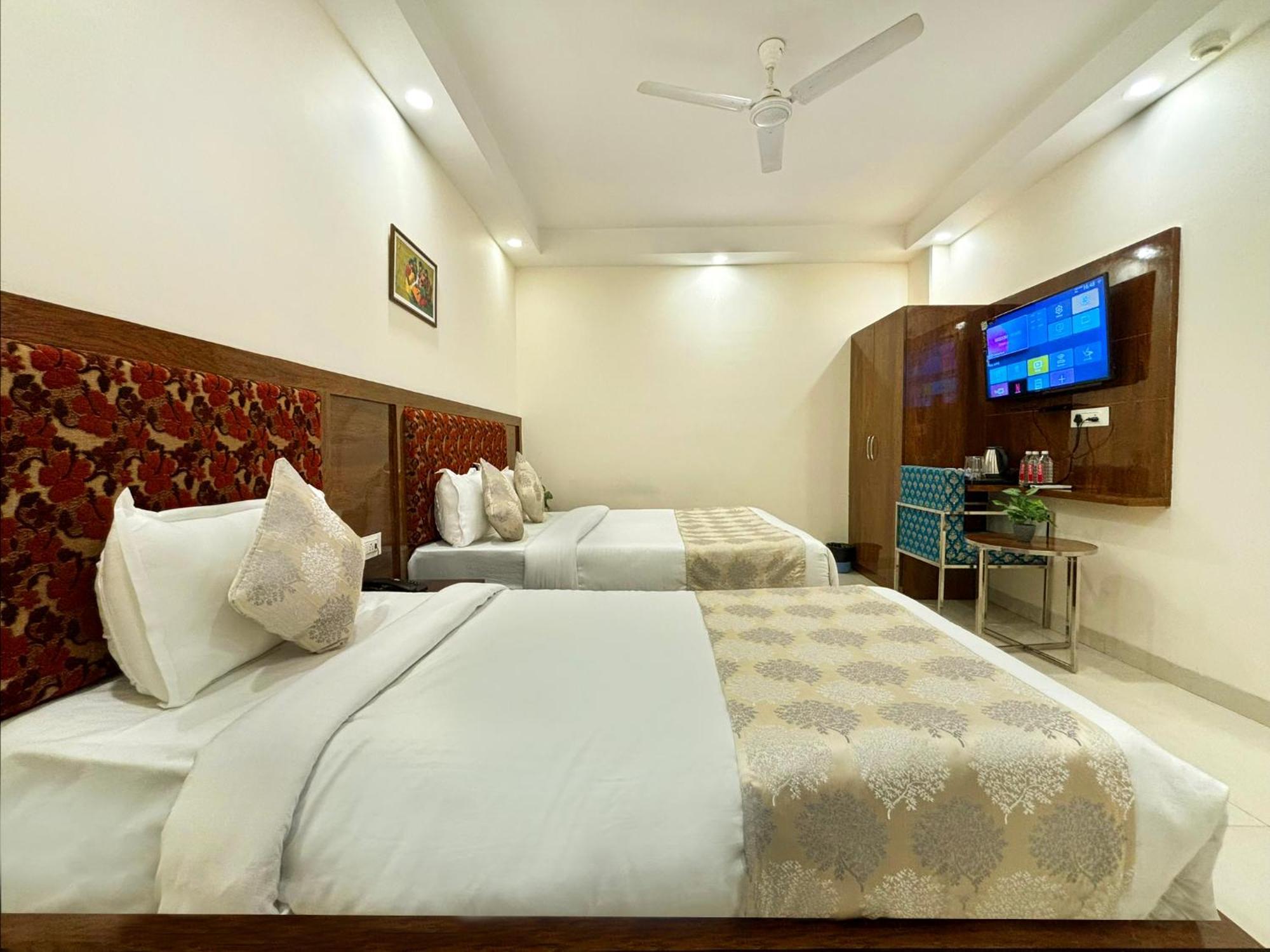 Hotel Emblem Suites- Near Delhi Airport New Delhi Exterior foto