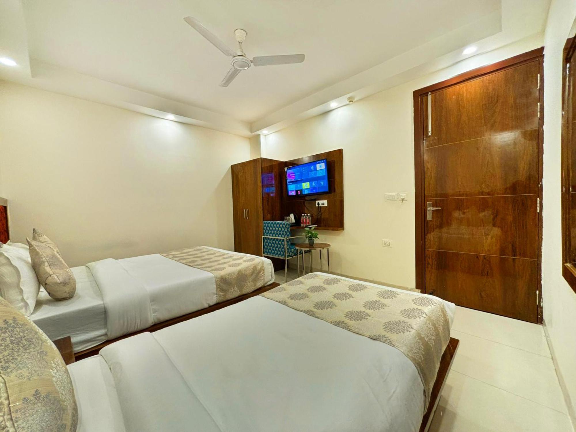 Hotel Emblem Suites- Near Delhi Airport New Delhi Exterior foto