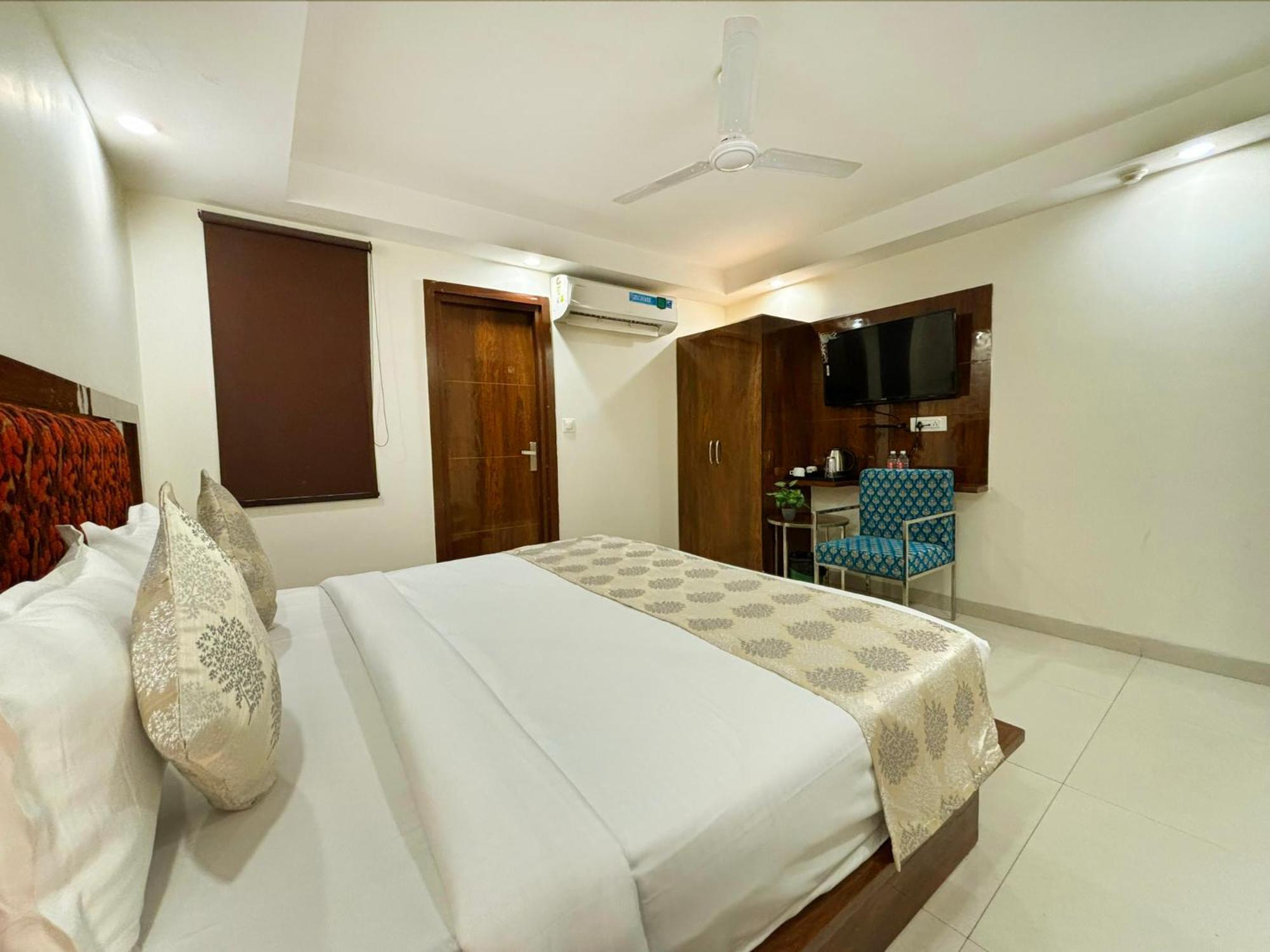 Hotel Emblem Suites- Near Delhi Airport New Delhi Exterior foto