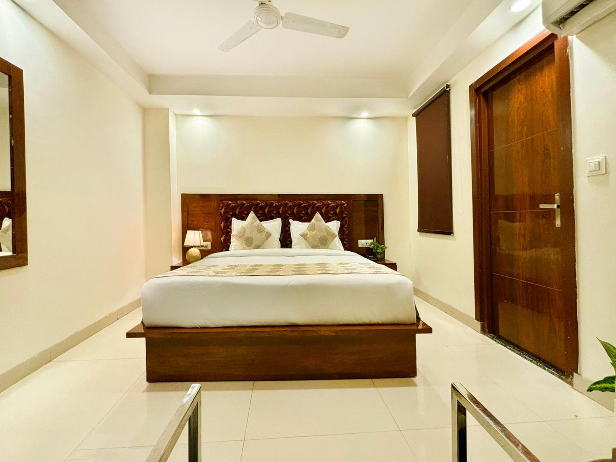Hotel Emblem Suites- Near Delhi Airport New Delhi Exterior foto