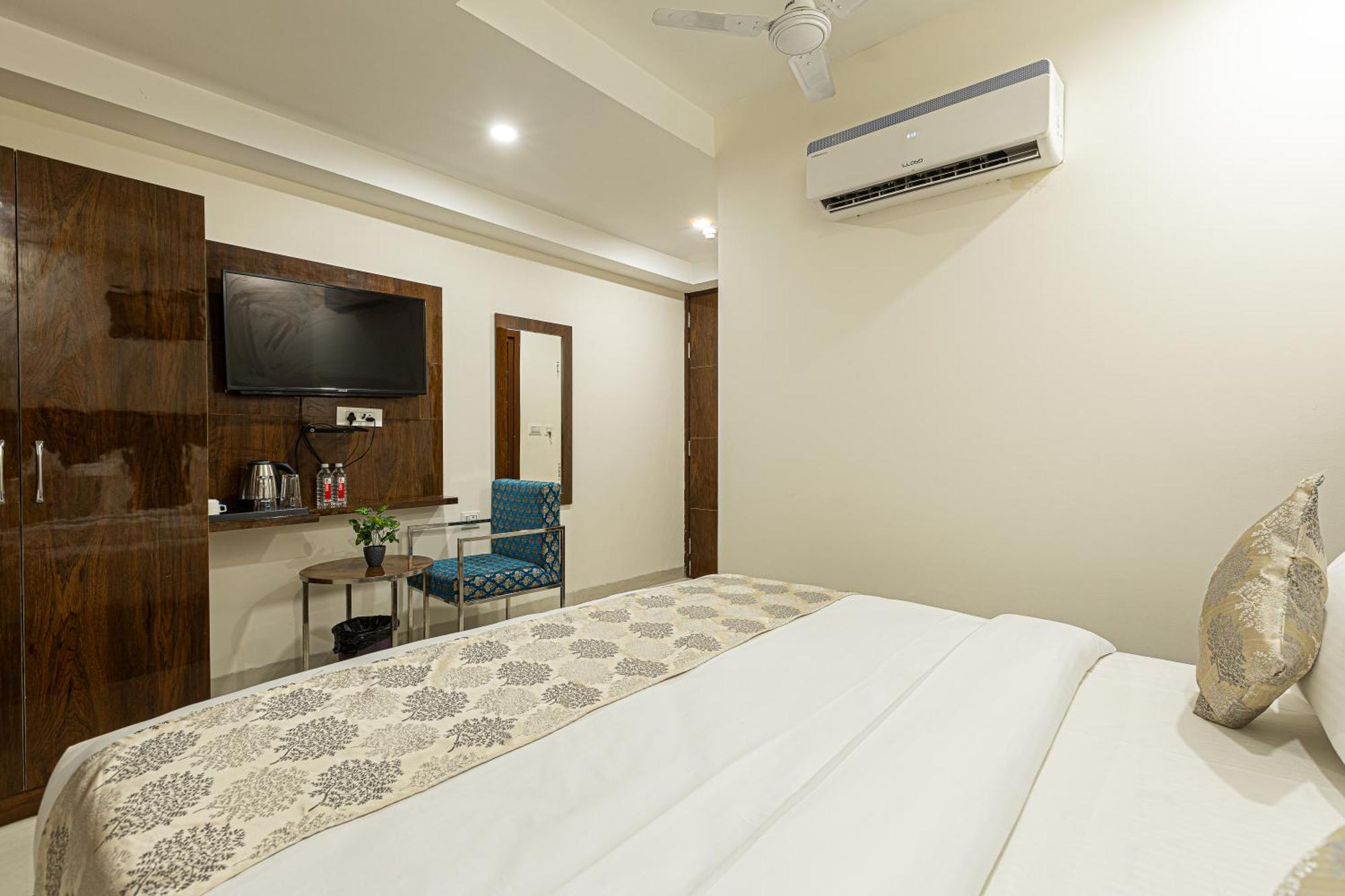 Hotel Emblem Suites- Near Delhi Airport New Delhi Exterior foto