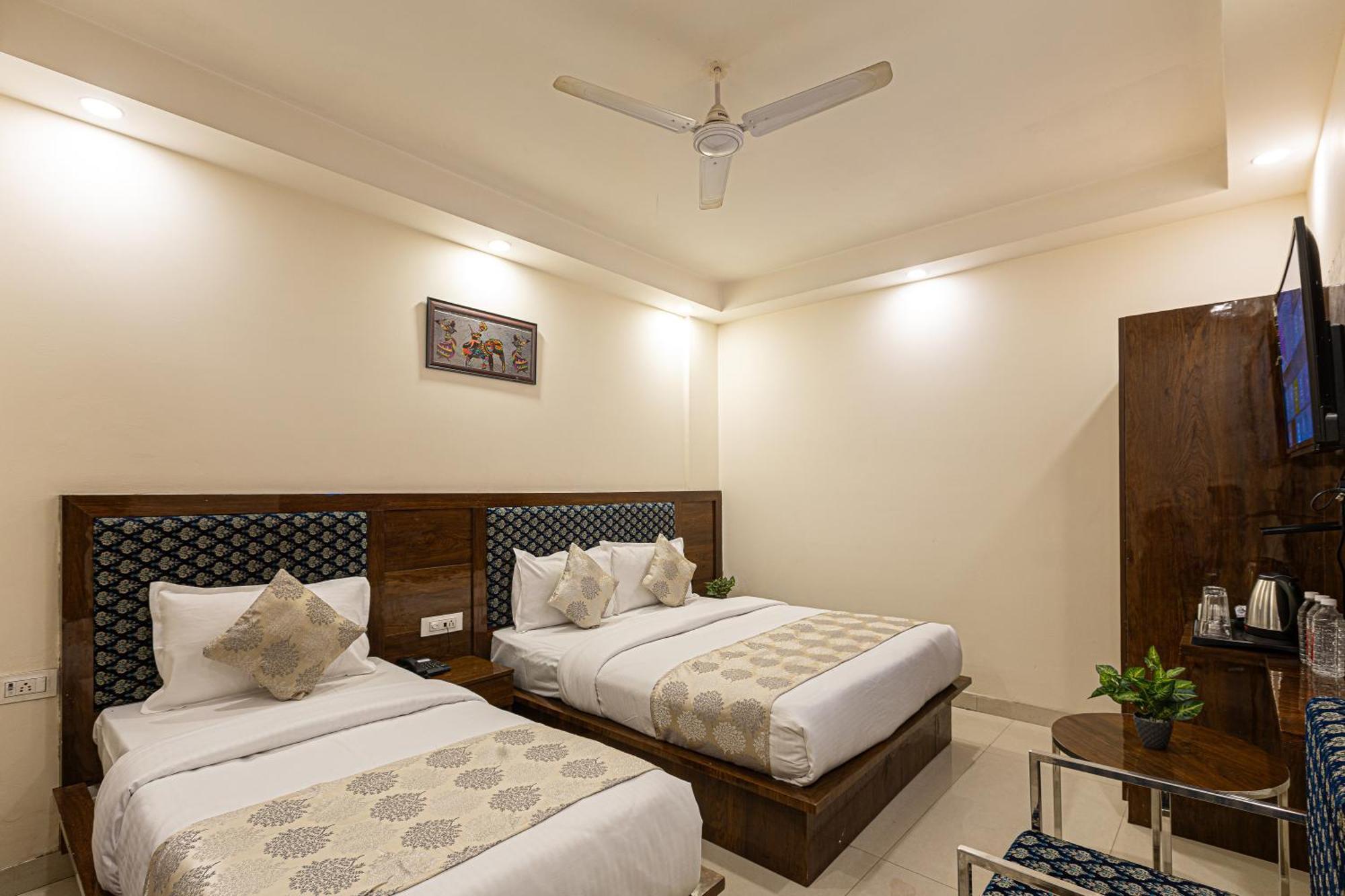 Hotel Emblem Suites- Near Delhi Airport New Delhi Exterior foto