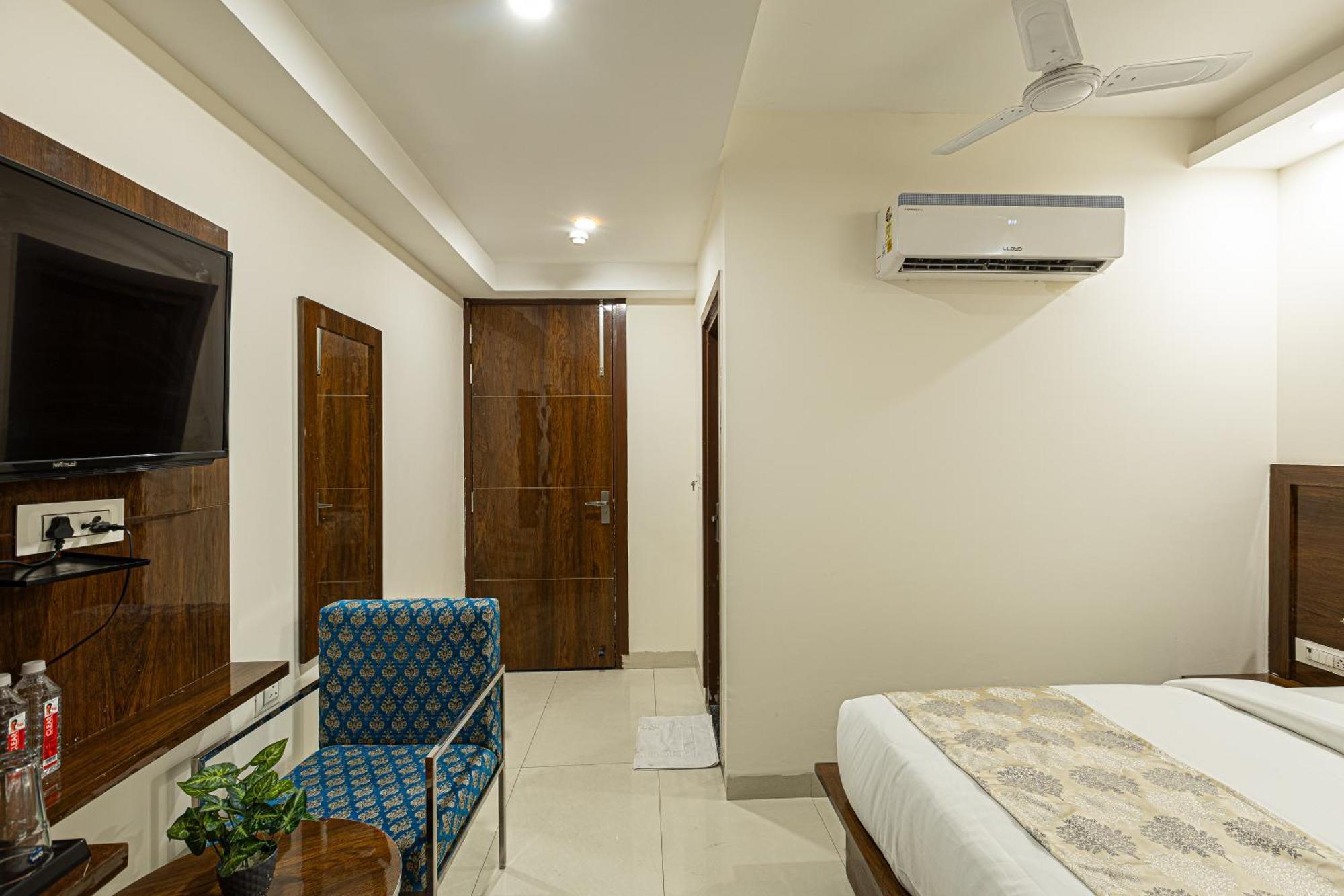 Hotel Emblem Suites- Near Delhi Airport New Delhi Exterior foto