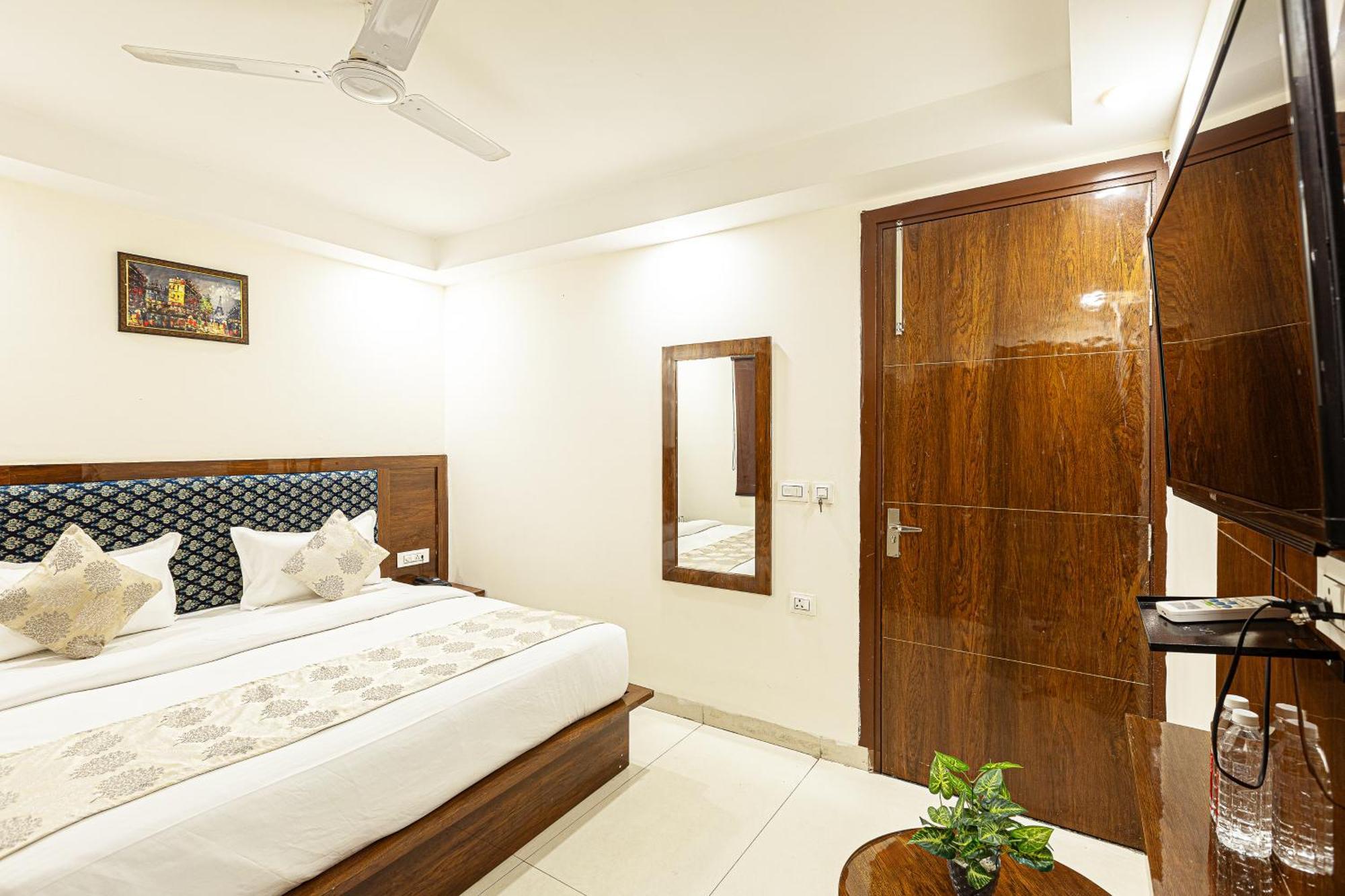 Hotel Emblem Suites- Near Delhi Airport New Delhi Exterior foto