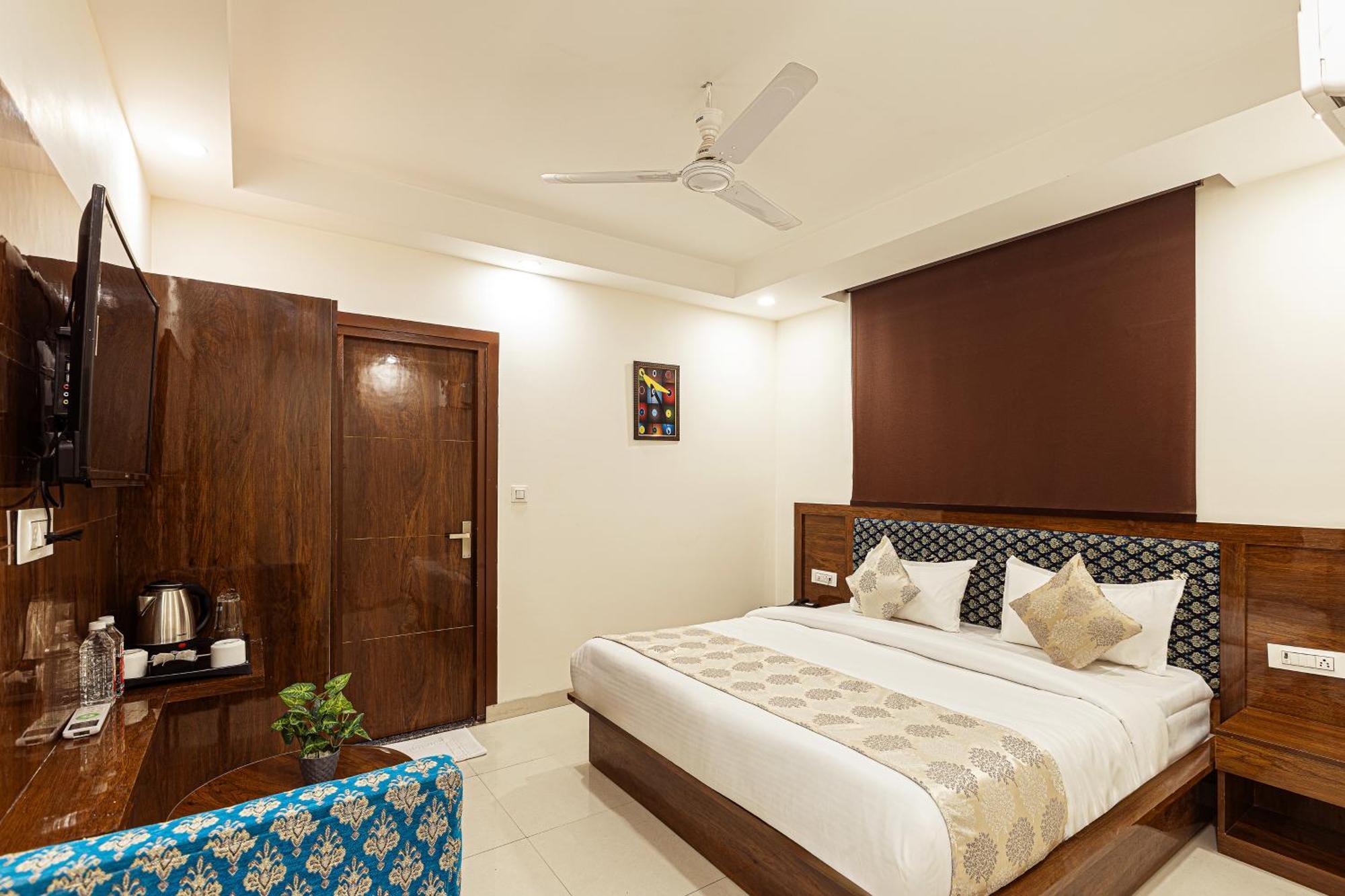 Hotel Emblem Suites- Near Delhi Airport New Delhi Exterior foto