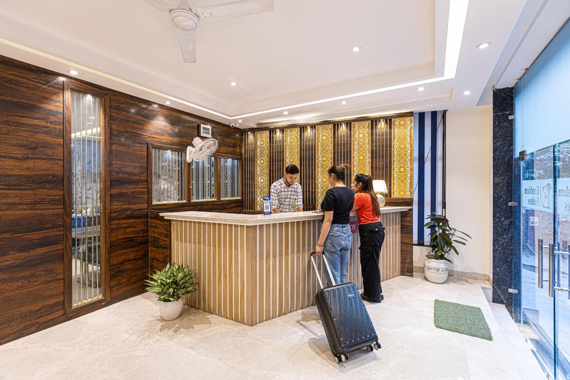 Hotel Emblem Suites- Near Delhi Airport New Delhi Exterior foto